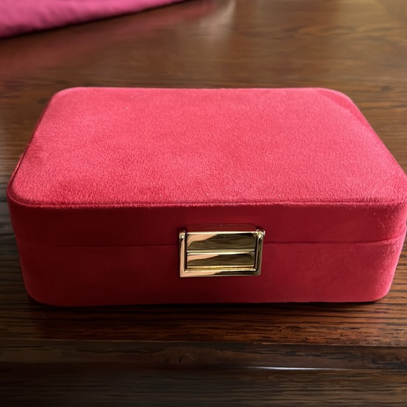 Travel jewelry case in red suede with lift out tray - Picture 4 of 4